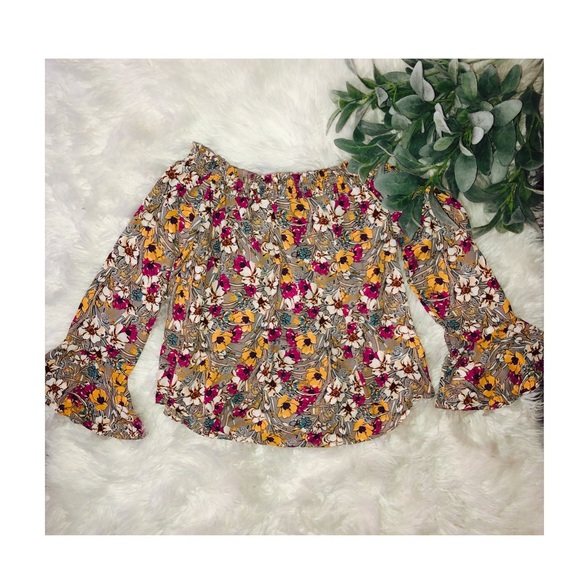 One Clothing Tops - Off the shoulder top✨